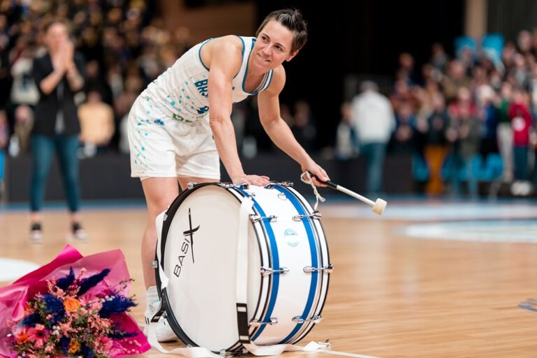 Céline Dumerc au tambour à l'issue de son dernier match d'Euroligue (Basket Landes vs DVTK Miskolc en 2023)