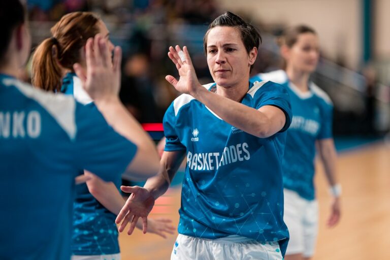 Céline Dumerc quelques minutes avant son dernier match d'Euroligue (Basket Landes vs DVTK Miskolc en 2023)