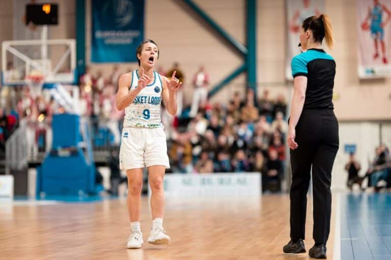 Céline Dumerc en grande discussion avec l'arbitre lors du match Basket Landes vs Kangoeroes Mechelen en Euroligue 2022-2023
