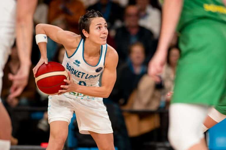 Céline Dumerc lors du match Sopron - Basket Landes en Euroligue 2022-2023