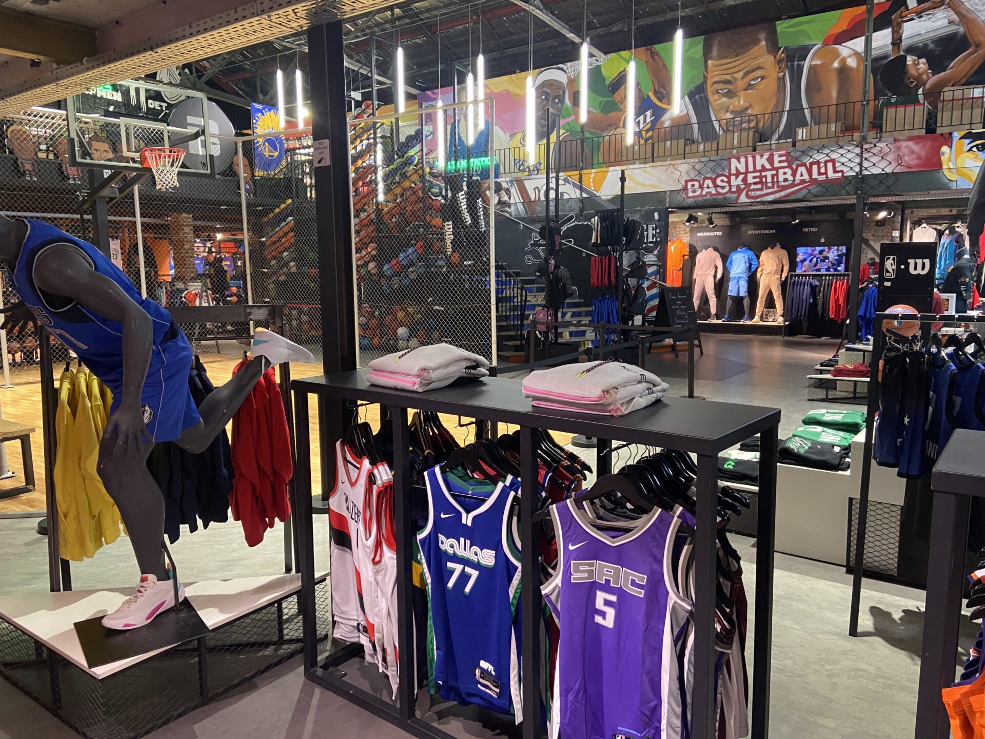 A l'image de son fondateur, Bshop est un magasin extravagant, original où se mêle toute la folie de la culture basket, de l'alimentation à la papeterie en passant par les incontournables chaussures ou jerseys. Crédit photo : Thomas Palmier.