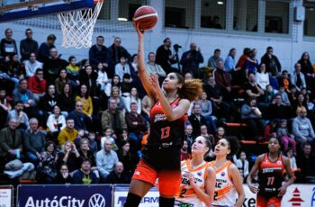 Maia Hirsch lors de la victoire de l'ESBVA-LM sur le parquet de PEAC-Pecs en 1/8 de finale de l'Eurocup 2022-2023.