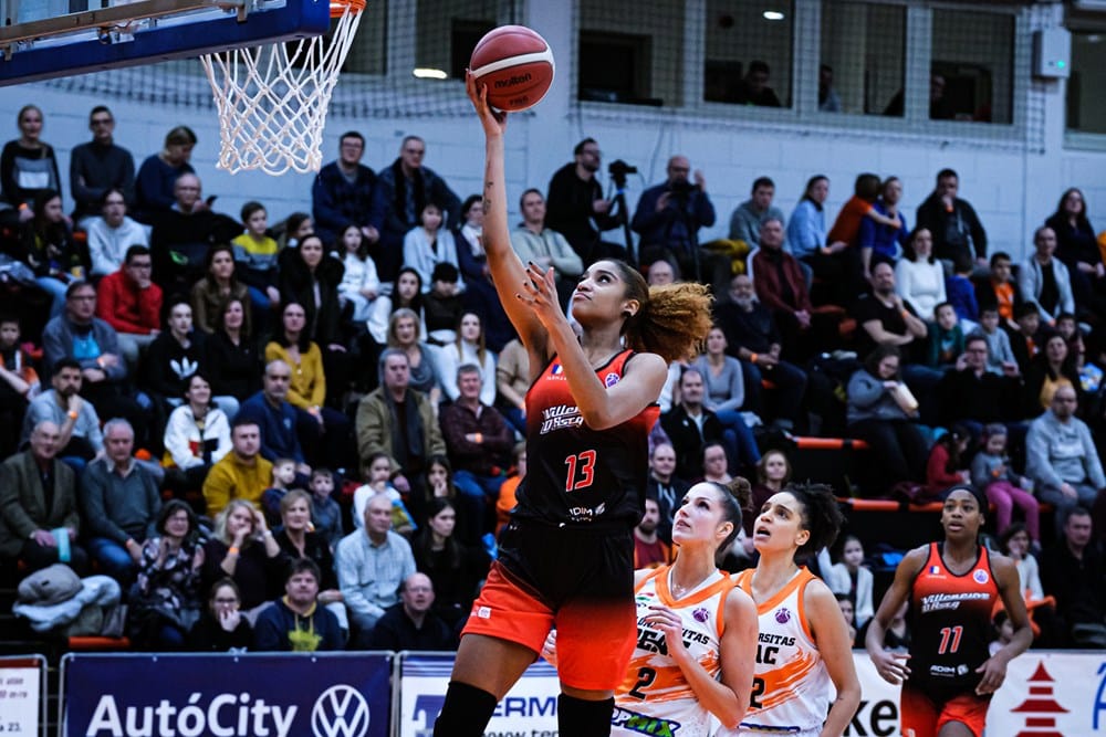 Maia Hirsch lors de la victoire de l'ESBVA-LM sur le parquet de PEAC-Pecs en 1/8 de finale de l'Eurocup 2022-2023.