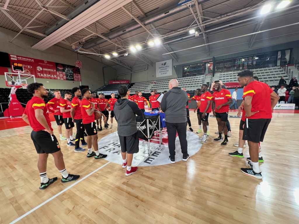Sous la houlette de Rachid Méziane, les lensois se sont prêtés au jeu pendant plusieurs minutes. Crédit photo : Théo Duhayon / ESBVA.