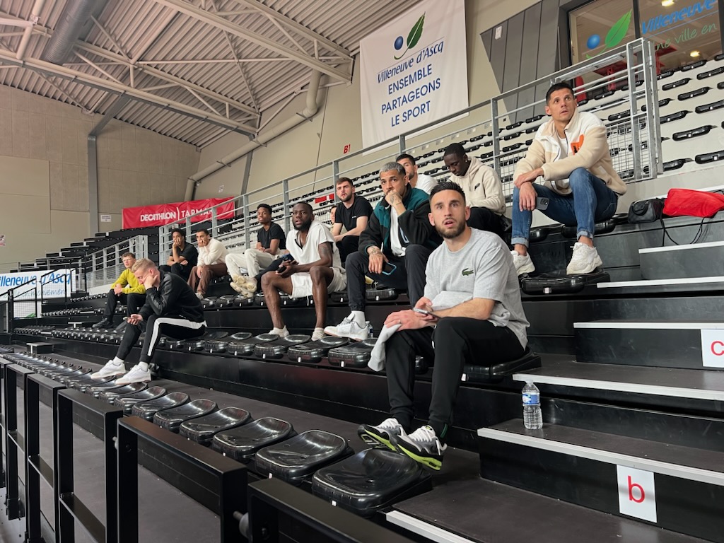Depuis les tribunes du Palacium, Adrien Thomasson (premier plan) et ses coéquipiers ont apprécié leur visite à Villeneuve d'Ascq. Crédit photo : Théo Duhayon / ESBVA.