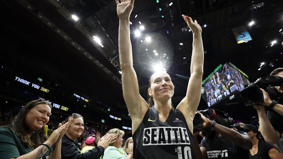 Sue Bird saluant la foule à l'issue de son dernier match sous le maillot du Seattle