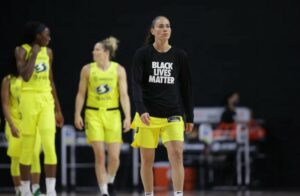 Sue Bird portant le t-shirt "Black Lives Matter" lors d'un match de WNBA
