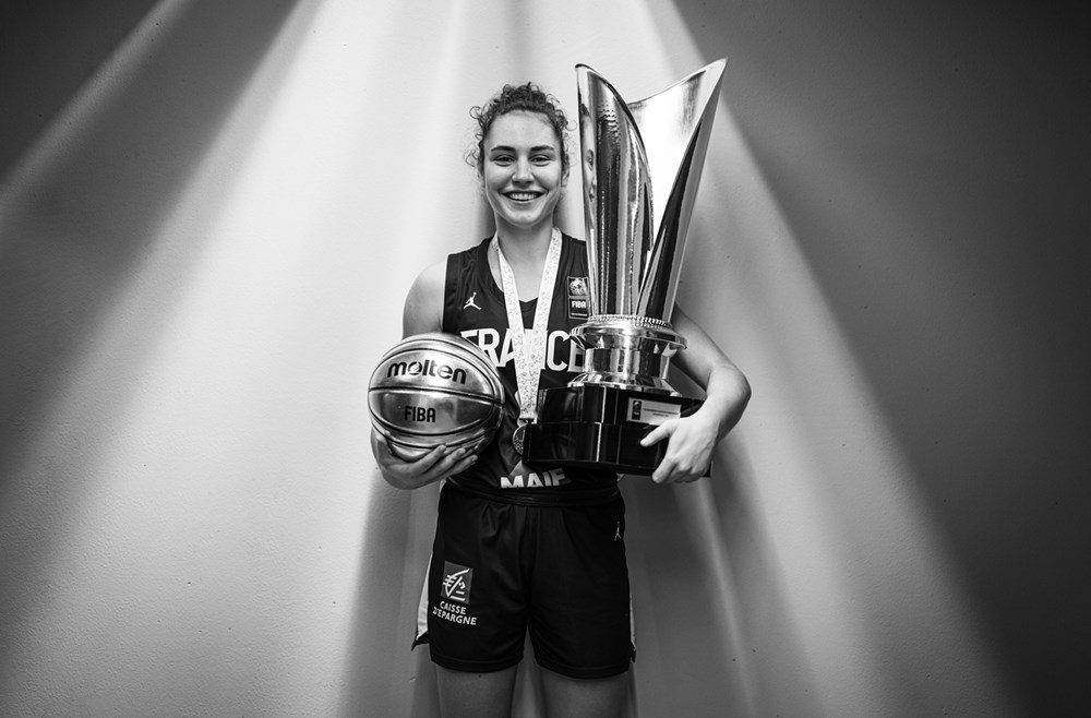 Carla Leite aves les trophées de championne d'Europe et de MVP du tournoi