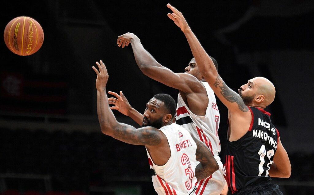 bataille au rebond lors d'un match de basket ball