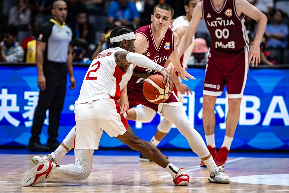 Shai Gilgeous-Alexander faisiant un cross-over spectaculaire face à la Lettonie en première phase de la Coupe du Monde