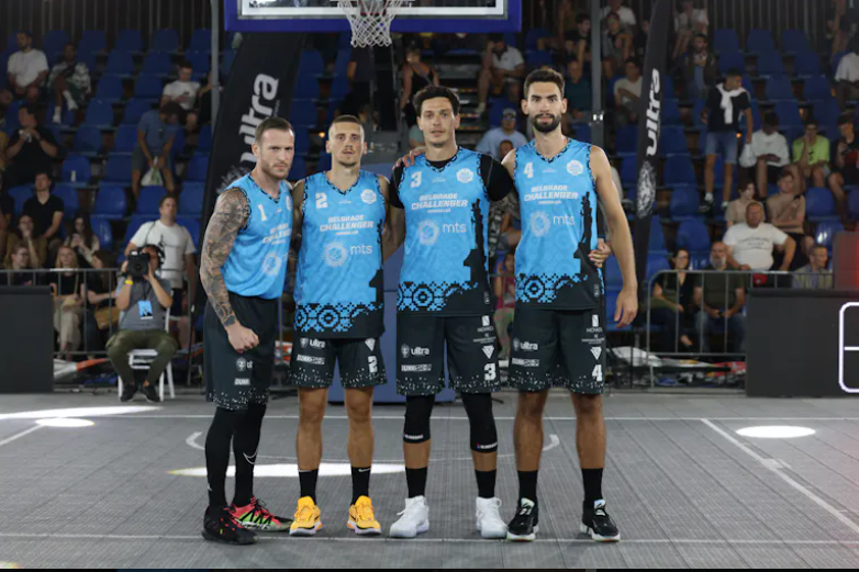 Le lendemain de sa blessure, Sylvain Sautier a tenu à soutenir Antoine Eito, Timothé Vergiat et Lucas Dussoulier dans leur suite de Challenger. Crédit : FIBA.