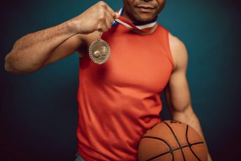 Champion de basket aux abdos costauds