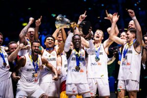 Les joueurs allemands en compagnie de la Coupe du Monde FIBA 2023