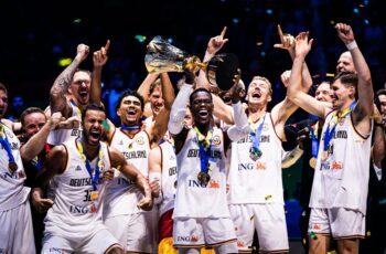 Les joueurs allemands en compagnie de la Coupe du Monde FIBA 2023