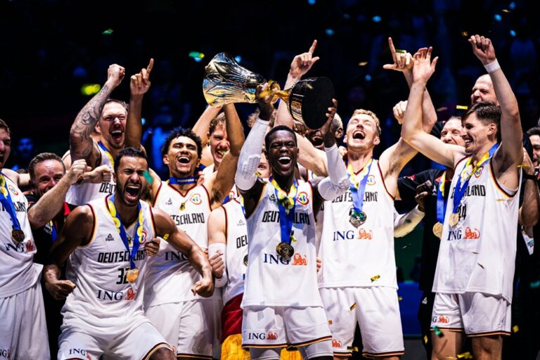 Les joueurs allemands en compagnie de la Coupe du Monde FIBA 2023