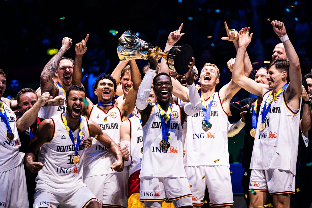 Les joueurs allemands en compagnie de la Coupe du Monde FIBA 2023
