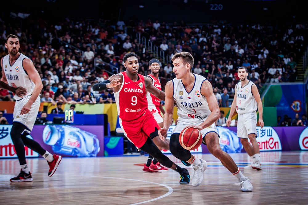 Bogdan Bogdanovic déborde RJ Barret et il est prêt à combiner avec Nikola Milutinov dans le match Serbie-Canada comptant pour la demi-finale de la Coupe du Monde 2023