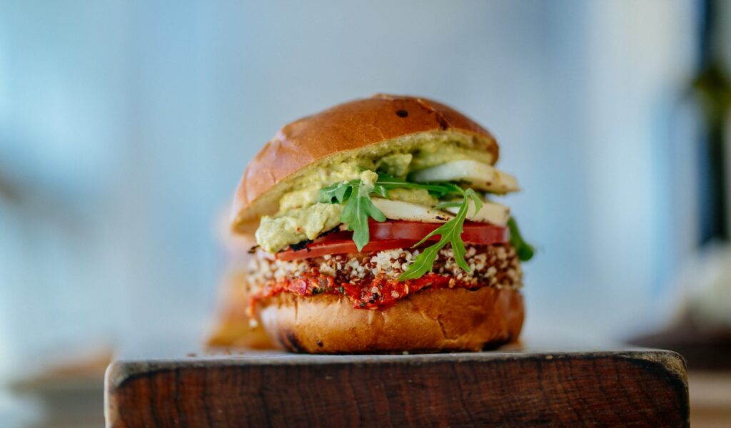 Burger au poulet avec avocat et tomate