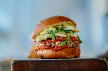 Burger au poulet avec avocat et tomate