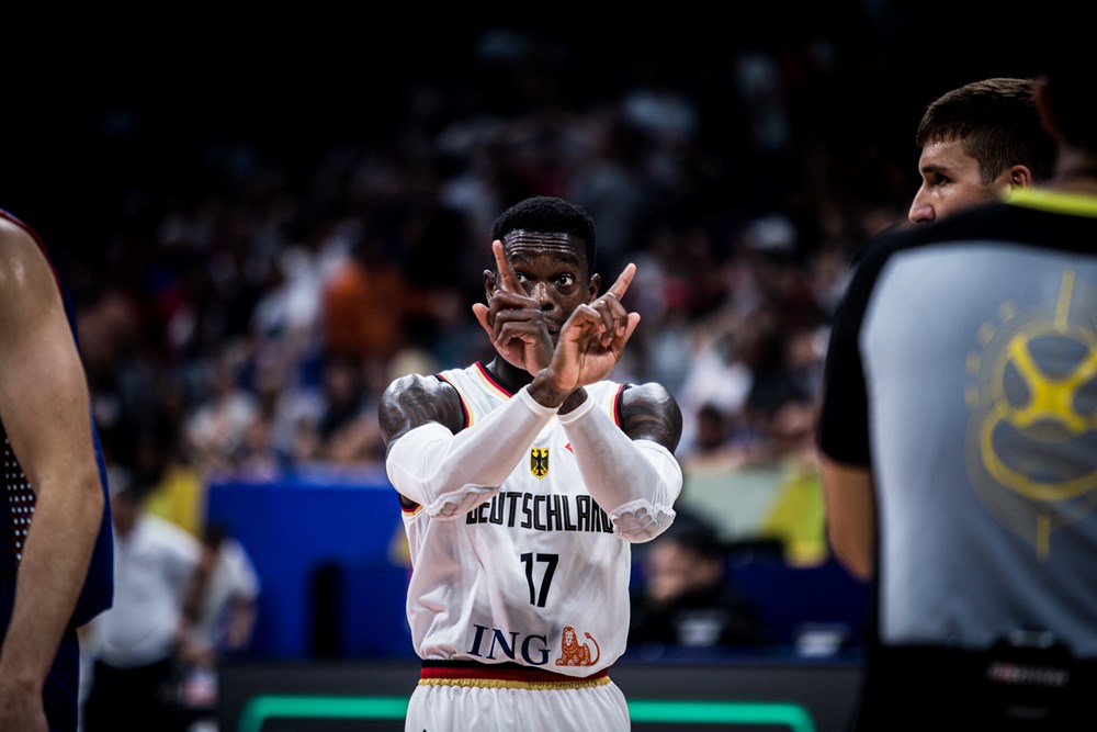 Dennis Schroder donne des consigne à ses coéquipiers dans la finale de la Coupe du Monde 2023 : Allemagne-Serbie