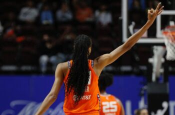 DeWanna Bonner de dos, célébrant un tir à trois points