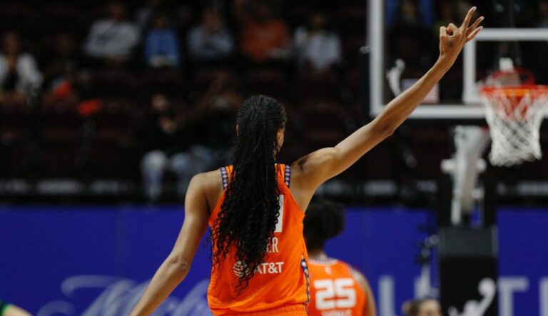 DeWanna Bonner de dos, célébrant un tir à trois points