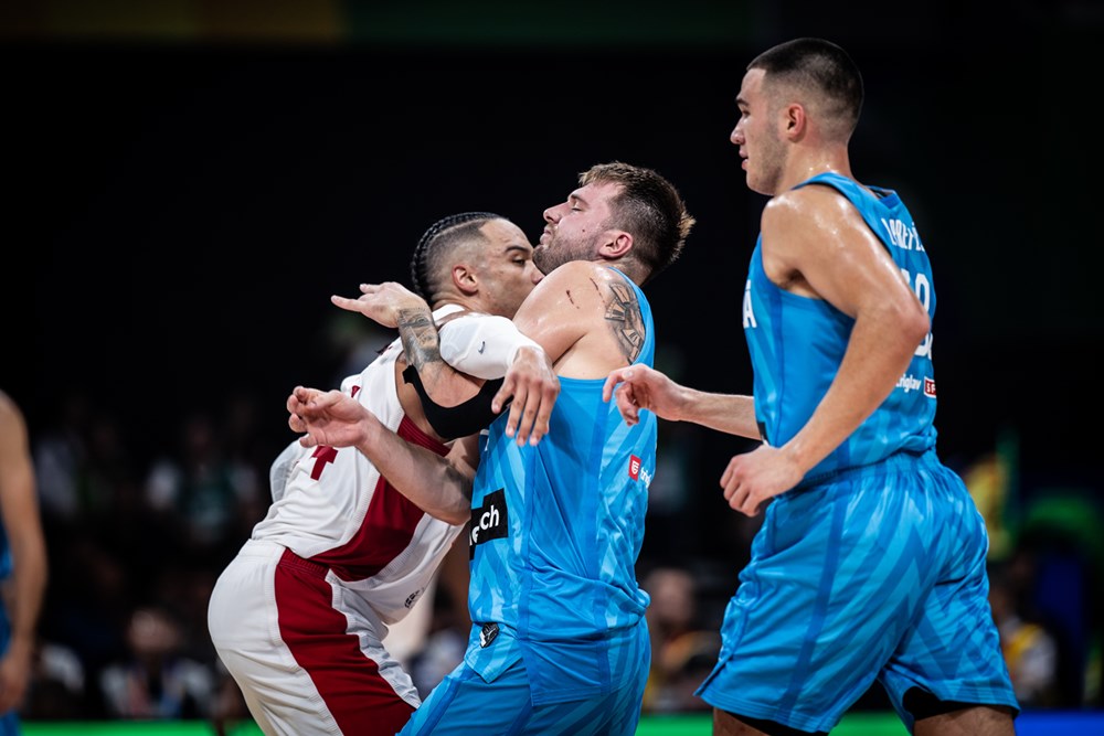 Défense très dure de Dillon Brooks sur Luka Doncic lors du quart de finale de Coupe du Monde entre le Canada et la Slovénie