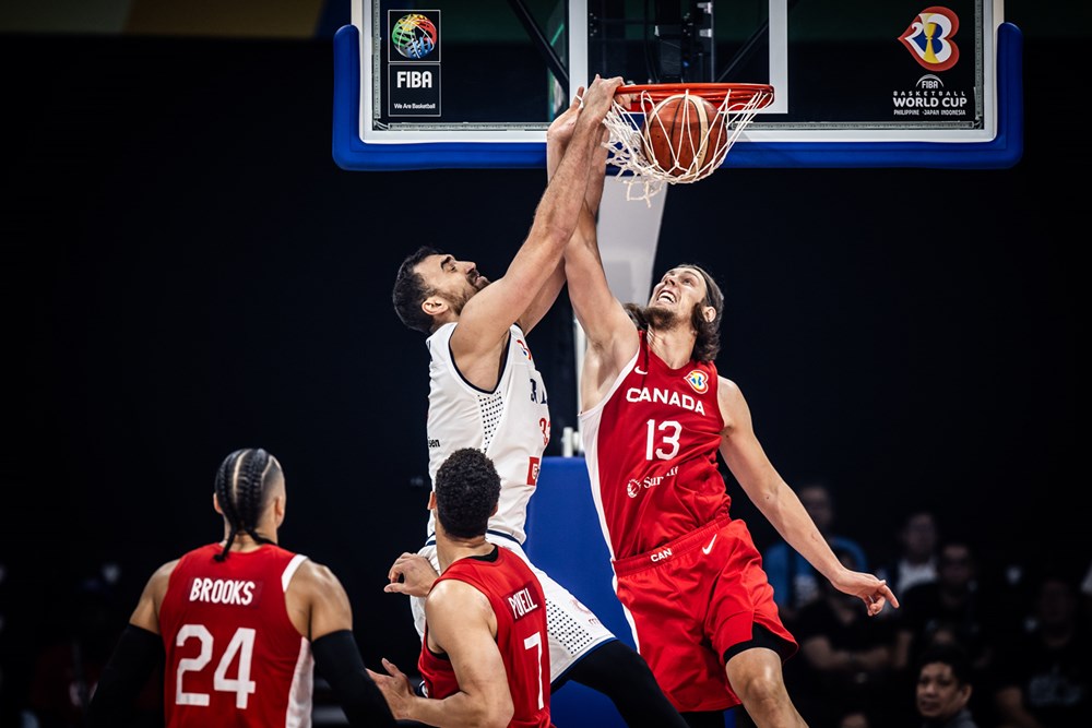 Nikola Milutinov dunke sur la tête de Kelly Olynyk dans la demi-finale de Coupe du Monde 2023 Serbie-Canada