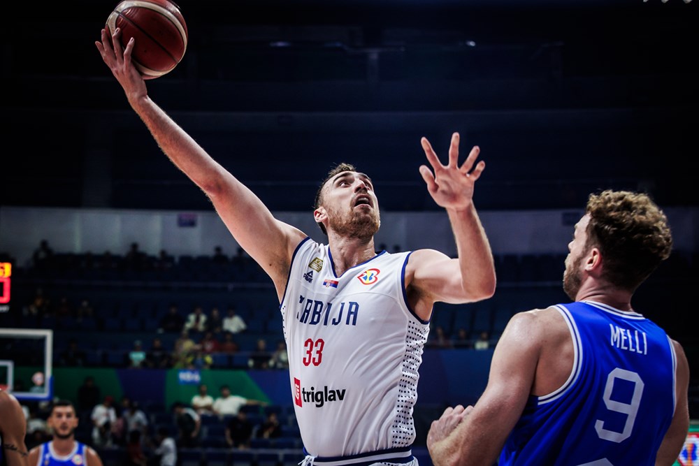 Le joueur d'Olympiacos Nikola MILUTINOV dominateur en haute altitude face à l'Italie en Coupe du Monde 2023