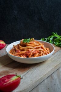 Des pâtes avec une sauce à base de tomates
