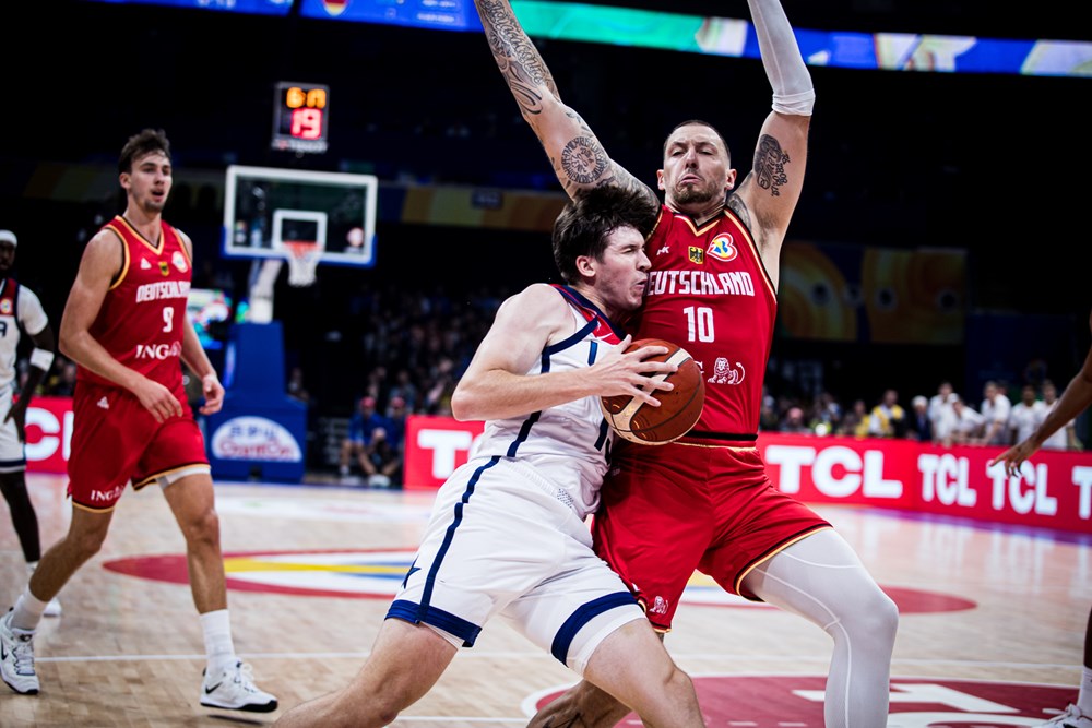 Austin Reaves se prend le "mur" Daniel Theis dans la demi-finale de Coupe du Monde USA-Allemagne