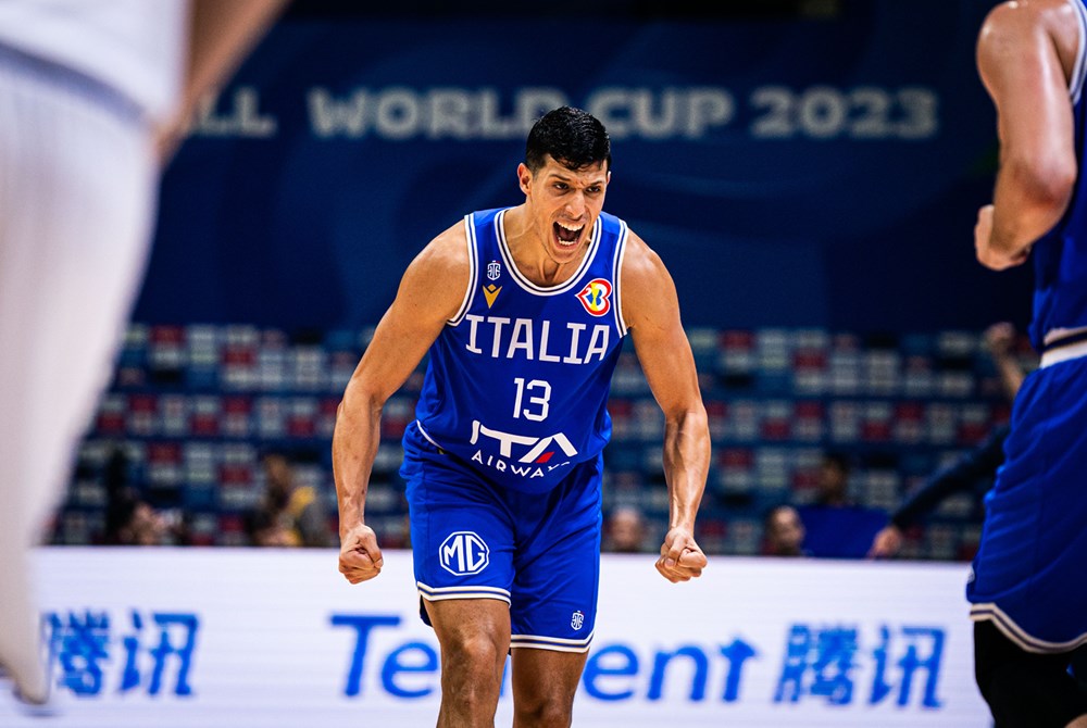 Simone Fontecchio rageur dans la victoire de l'Italie face à la Serbie en coupe du Monde 2023